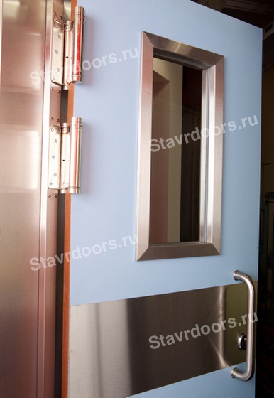 Маятниковая деревянная дверь в металлической коробке