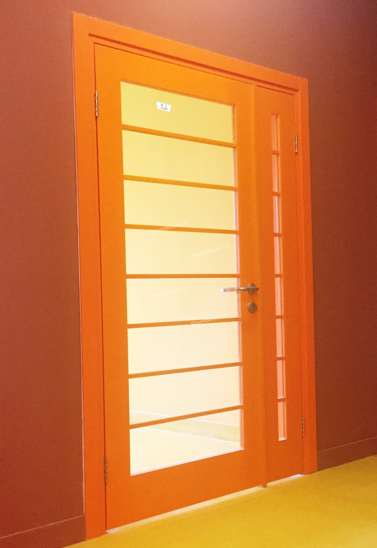 Деревянные облегченные двери в деревянной коробке с покрытием CPL с остеклением