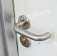 Деревянная антивандальная дверь в металлической коробке