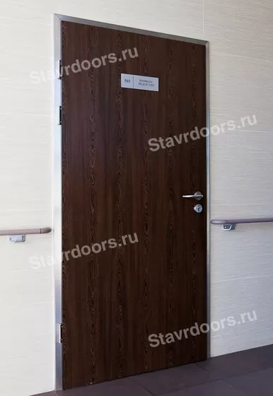 Деревянная интерьерная дверь в металлической  коробке