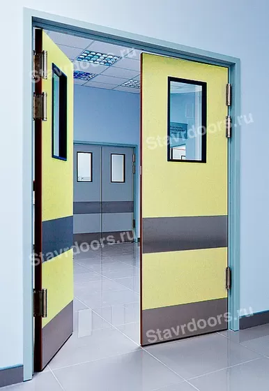 Маятниковая деревянная дверь в металлической коробке