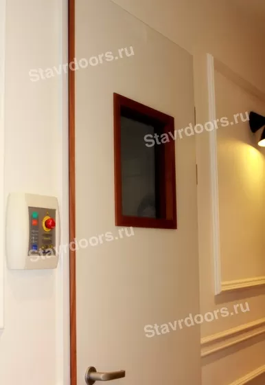 Рентгенозащитные деревянные распашные двери
